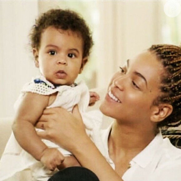 Beyoncé mostra pela primeira vez o rostinho de Blu Ivy, sua filha com Jay-Z, em documentário que vai ao ar pela HBO neste domingo, 17 de fevereiro de 2013