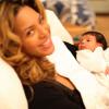 Beyoncé segura Blue Ivy logo após seu nascimento