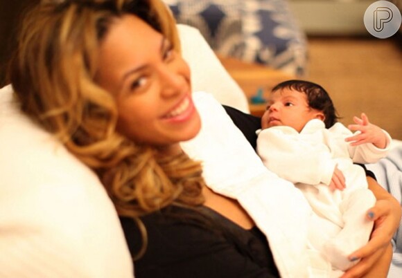 Beyoncé segura Blue Ivy logo após seu nascimento