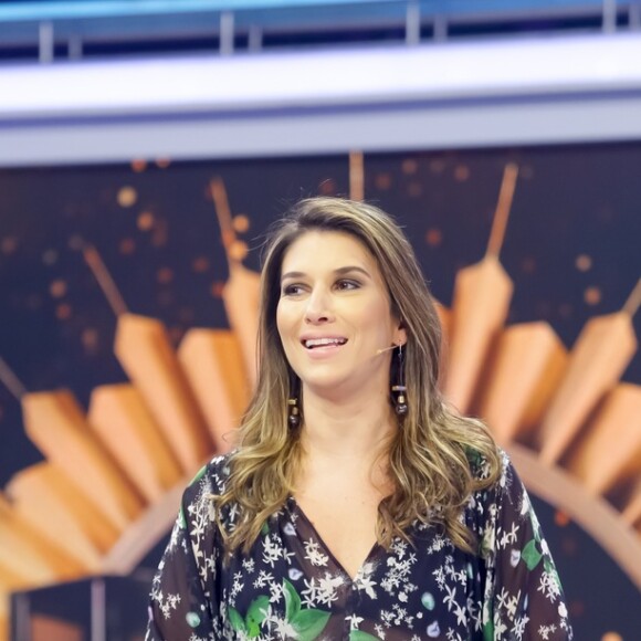 Rebeca Abravanel pediu ajuda de Pato no programa: 'Já que veio visitar, vai ter que sortear. Vai amor, sorteia'