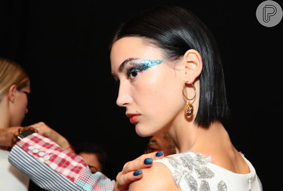 Maquiadora Nathalie Billio dá dicas de maquiagens com penteado wet hair: dar destaque aos olhos é a melhor opção