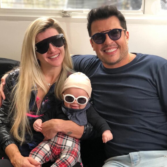 Zoe, filha de Sabrina Sato, posou de óculos de sol e look xadrez com Mirella Santos e Ceará