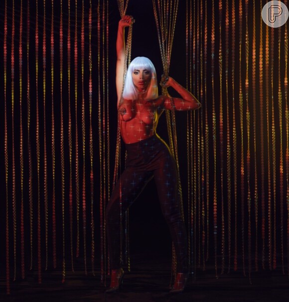 Anitta se jogou novamente na moda do tapa-seio depois do sucesso de seu clipe 'Bola Rebola'