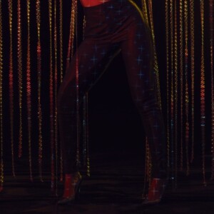 Anitta combinou o tapa-seio com um calça de couro de cintura alta