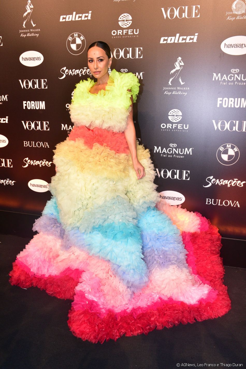 Sabrina Sato ousou com um vestido de 7 quilos do estilista japonês Tomo Koizumi