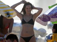 Sem Nicolas Prattes, Juliana Paiva se diverte em praia com amigos. Fotos!