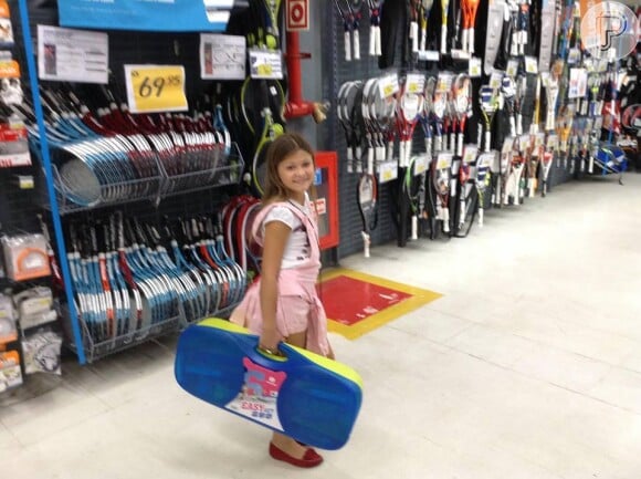 Nikki Meneghel é apaixonada por esportes. 'Ando de skate, surfo e faço slackline', contou