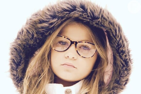 Nikki Meneghel está lançando uma linha de óculos infantis que leva o seu nome. 'São 18 modelos de armações para óculos de grau', contou o pai de Nikki, Cirano Meneghel