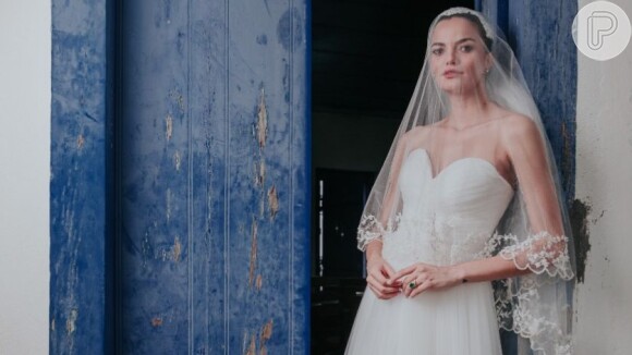 Vestido bucólico e sapatilha customizada: o look noiva de Barbara Fialho para casamento no sábado, dia 23 de março de 2019