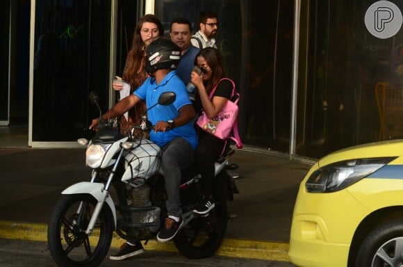 Anitta apostou em look total black e tênis adidas para ir ao aeroporto