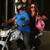 Anitta é fotografada em mototáxi com mochila 'Playboy' de grife italiana