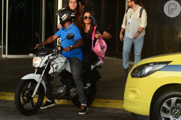 Anitta é fotografada em mototáxi com mochila 'Playboy' de grife italiana