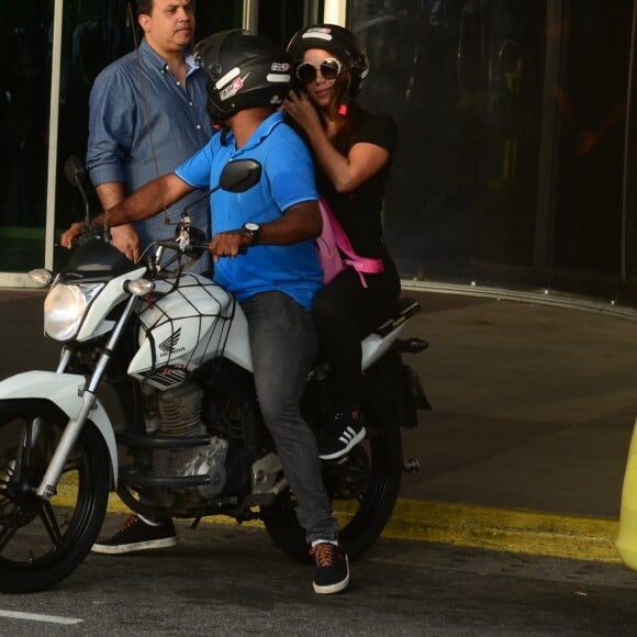 Anitta foi fotografada no aeroporto Santos Dumont, centro do Rio de Janeiro, nesta segunda-feira, 25 de março de 2019