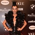 Mariana Ximenes causou impacto no Baile da Vogue com look cheio de babados