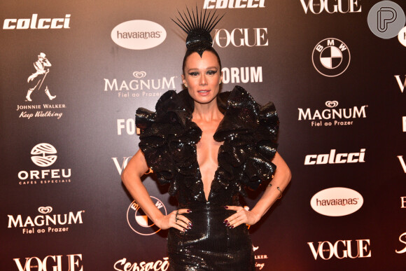 Mariana Ximenes usou coroa preta na cabeça, deixando o visual ainda mais imponente no Baile da Vogue