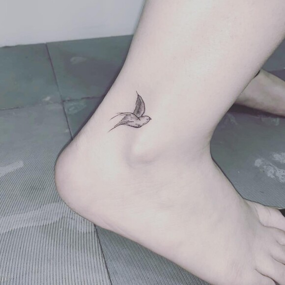 Maiara, da dupla com Maraisa, fez tatuagem em homenagem a Fernando Zor