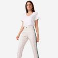 Moda animal print: calça slin com estampa de bicho e camisa básica branca. Look comfy, mas com informação de moda