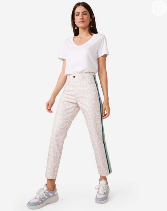 Moda animal print: calça slin com estampa de bicho e camisa básica branca. Look comfy, mas com informação de moda