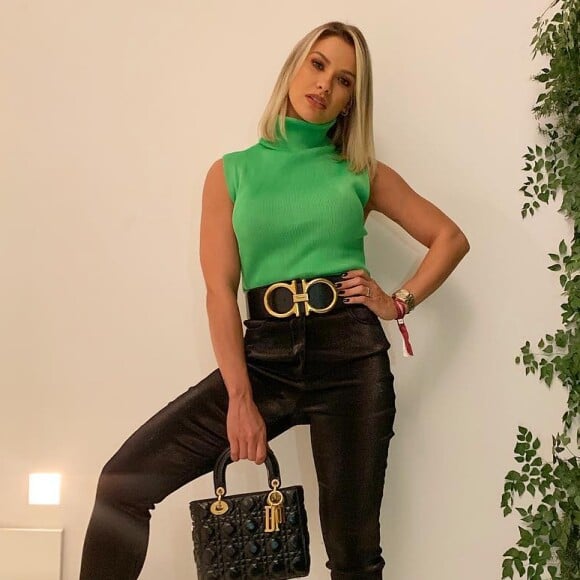 Andressa Suita usou calça de veludo molhado com cintura marcada por um cinto largo, blusa verde-limão, bolsa da Dior e scarpin Yves Saint Laurent 