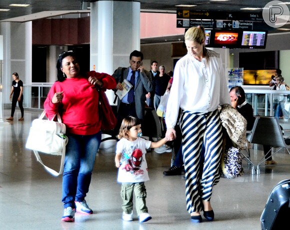 Luana Piovani embarcou nesta sexta-feira, 3 de outubro de 2014, no aeroporto Santos Dumont, na Zona Sul do Rio de Janeiro. A atriz estava acompanhada pelo filho, Dom, e pela babá do menino