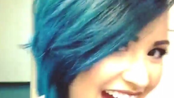 Demi Lovato muda ao visual e pinta o cabelo de azul: 'De novo'