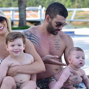 Andressa Suita registrou seu filho mais velho com Gusttavo Lima, Gabriel, dando tapioca para Samuel, o mais novo, de 8 meses.