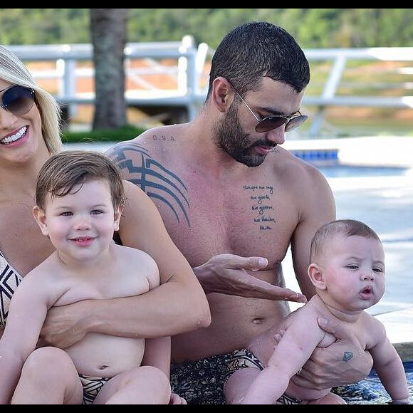 Andressa Suita registrou seu filho mais velho com Gusttavo Lima, Gabriel, dando tapioca para Samuel, o mais novo, de 8 meses.