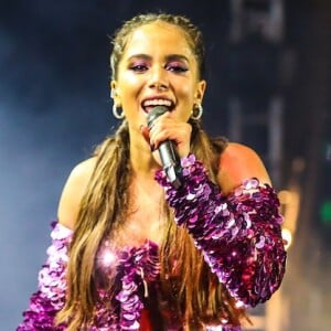 Anitta recorda adolescência com amigos de Honório Gurgel: 'Me lembram que eu sempre tive amor ao meu lado mesmo quando eu não tinha nada'