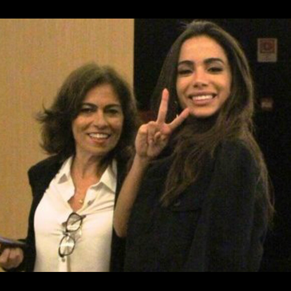 Mãe festeja 26 anos de Anitta com fotos antes da fama: 'Saudades'