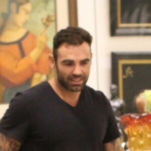 Títi chegou acompanhada por Bruno Gagliasso e pelo padrinho, Chico Salgado, que também levou o filho, Bento