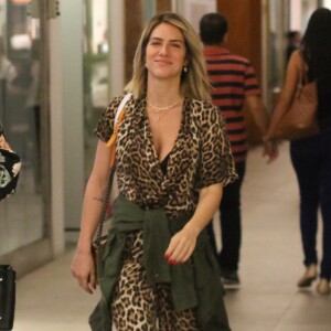 Giovanna Ewbank escolheu um macacão animal print para ir ao cinema ver o filme 'Dumbo'