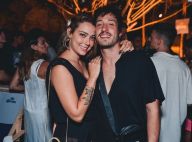 Sintonia! Carol Dantas e Vinícius Martinez vão com looks iguais à festa. Fotos!