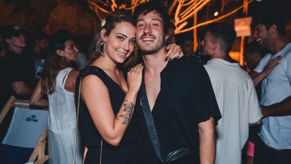 Sintonia! Carol Dantas e Vinícius Martinez vão com looks iguais à festa. Fotos!