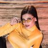Vitória Strada usa look com cores vibrantes e óculos amarelos, trends desse outono-inverno