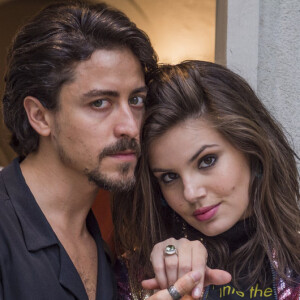 Na novela 'Verão 90', Jerônimo (Jesuíta Barbosa) leva um fora de Vanessa (Camila Queiroz) após ser roubado por Galdino (Gabriel Godoy): 'Agora vê se aprende a não ficar me acusando!'