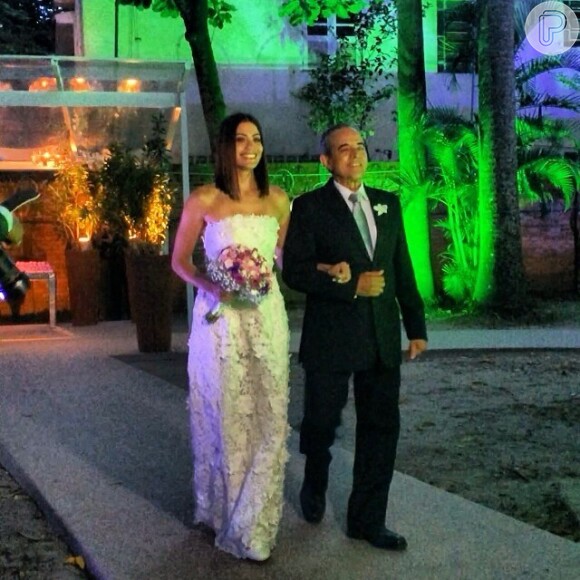 Carol Castro se casou em fevereiro no jardim de sua casa, no Rio