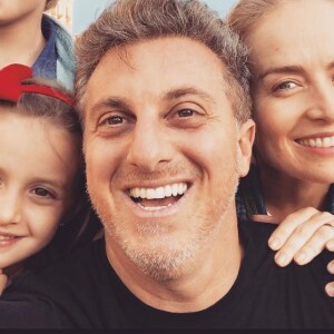Luciano Huck é casado com a apresentadora Angélica, com quem tem 3 filhos