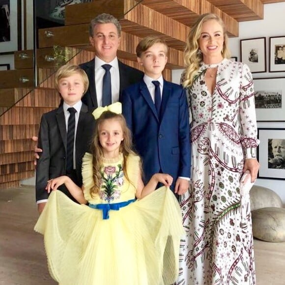 Luciano Huck postou foto com a família nas redes sociais