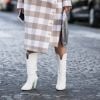 A bota branca de cano alto é fashion e autêntica, e pode combinar com saia midi xadrez, uma das estampas queridinhas do outono/inverno