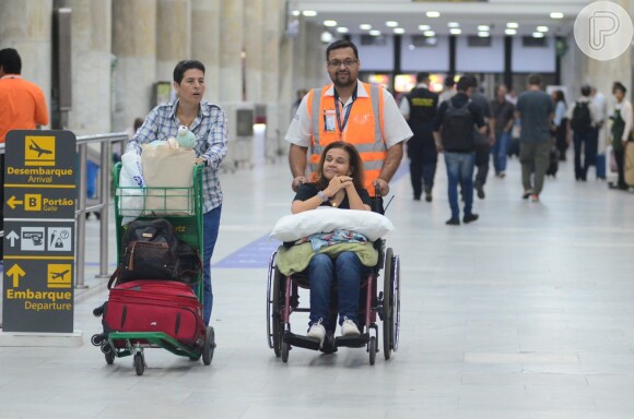Claudia Rodrigues e a empresária, Adriane Bonato, tiveram a ajuda de um funcionário do aeroporto com a cadeira de rodas