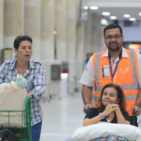 Claudia Rodrigues e a empresária, Adriane Bonato, tiveram a ajuda de um funcionário do aeroporto com a cadeira de rodas