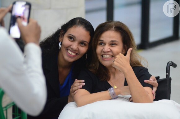 Claudia Rodrigues posou sorridente com fãs após ao desembarcar no Rio de Janeiro