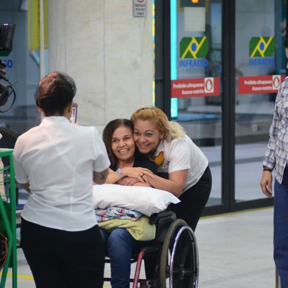 Claudia Rodrigues foi acolhida por fãs ao desembarcar no Rio de Janeiro