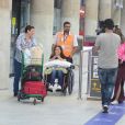 Claudia Rodrigues, de cadeira de rodas após alta em hospital, posa com fãs no Rio. Fotos!