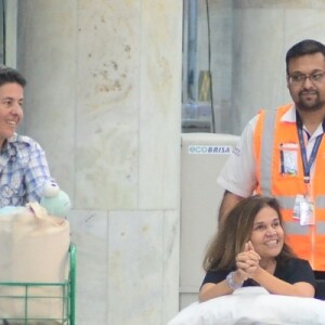 Claudia Rodrigues, de cadeira de rodas após alta em hospital, posa com fãs no Rio. Fotos!