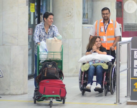 Claudia Rodrigues, de cadeira de rodas após alta em hospital, posa com fãs no Rio. Fotos!