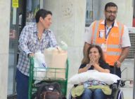 Após alta, Claudia Rodrigues desembarca com cadeiras de rodas e sorridente no RJ