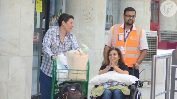 Claudia Rodrigues, de cadeira de rodas após alta em hospital, posa com fãs no Rio de Janeiro nesta terça-feira, dia 02 de abril de 2019