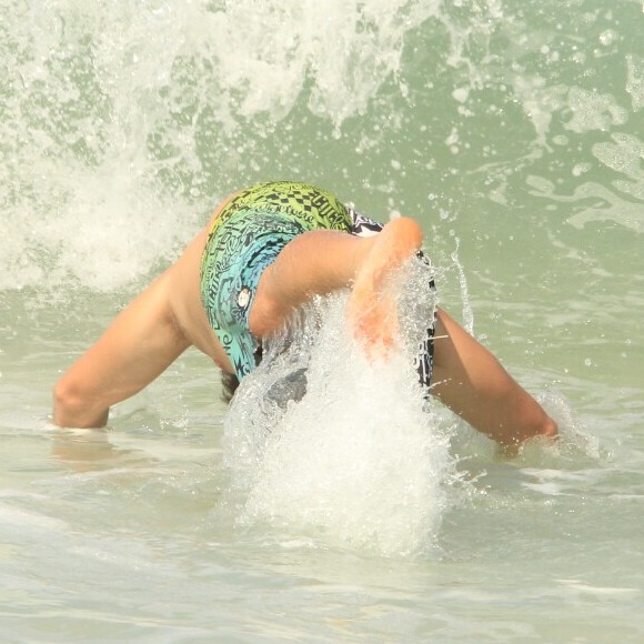 Felipe Dylon se refrescou no mar de Ipanema, Zona Sul do Rio de Janeiro