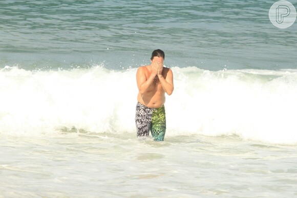 Felipe Dylon foi clicado tomando banho de mar na praia de Ipanema, Zona Sul do Rio de Janeiro